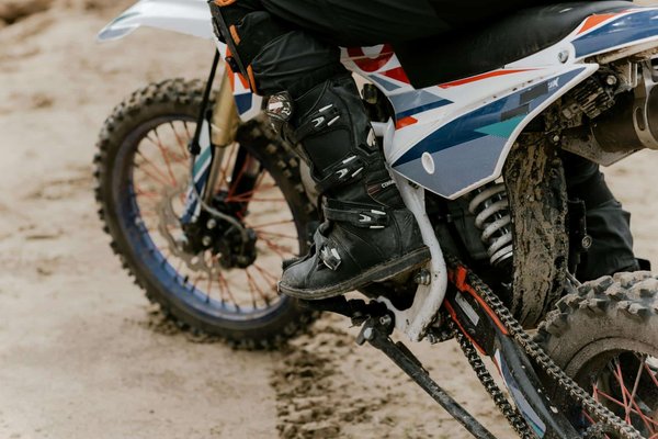 Comment choisir des bottes de moto pour une protection maximale en tout-terrain ?